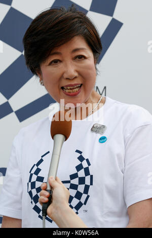 Tokio, Japan. 25 Aug, 2017. Tokio Gouverneur Yuriko Koike beantwortet Fragen aus der Presse während der 3 Jahre zu gehen! Spatenstich für das Tokyo 2020 Paralympische Spiele am Städtischen Dock LaLaport Toyosu am 25. August 2017. Die Spiele sind am 25. August 2020 zu starten. Quelle: Lba Co.Ltd./Alamy leben Nachrichten Stockfoto