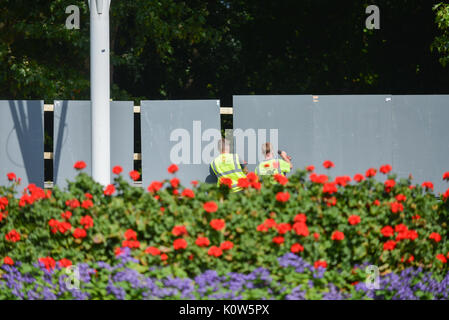 Buckingham Palace, London, Großbritannien. 25 Aug, 2017. Handwerker Barrikaden um die steinerne Geländer in den Gärten außerhalb der Buckingham Palast bauen. Quelle: Matthew Chattle/Alamy leben Nachrichten Stockfoto