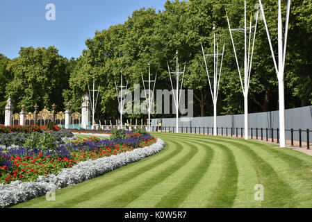 Buckingham Palace, London, Großbritannien. 25 Aug, 2017. Handwerker Barrikaden um die steinerne Geländer in den Gärten außerhalb der Buckingham Palast bauen. Quelle: Matthew Chattle/Alamy leben Nachrichten Stockfoto