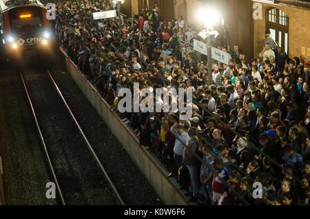 São Paulo, Brasilien, 24. August 2017: Am Nachmittag Passagiere warten, die für die Aufbringung auf Clam Light Station. Credit: Rogerio Cavalheiro/Alamy leben Nachrichten Stockfoto