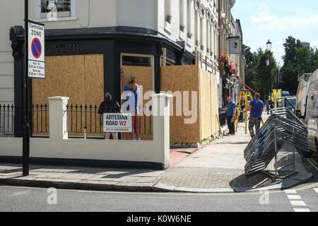 London: 25. August 2017. mit Brettern vernagelt Unternehmen und Haushalte in Notting Hill bereiten sich auf schätzungsweise eine Million Revellers zu steigen wird erwartet, dass der Karneval auf den Straßen von Notting Hill, West London dieses Wochenende zu besuchen. Der Karneval hat jährlich seit 1966 jedes Jahr im August Bank Holiday, feiert Londons karibischen Gemeinschaft.: Claire doherty Alamy/Live-Nachrichten. Stockfoto