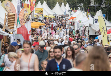 Das Festival ist bereits mit Menschen am Nachmittag in Frankfurt am Main, Deutschland, 25. August 2017 erfüllt. 2 Millionen Besucher erwartet die Kultur Festival, das bis zum 27. August 2017 offen ist. Foto: Frank Rumpenhorst/dpa Stockfoto