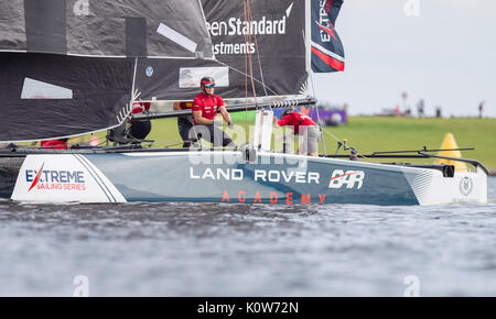 Cardiff, Wales, UK. 25 Aug, 2017. Land Rover BAR während der Tag einer Handlung Sechs der Extreme Sailing Series 2017. Bild von der Credit: Mark Hawkins/Alamy leben Nachrichten Stockfoto