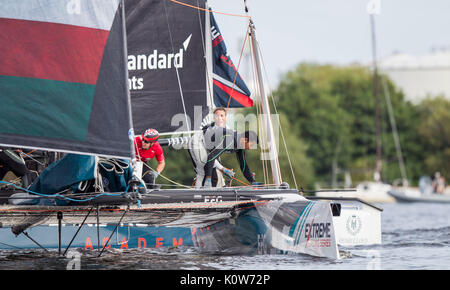 Cardiff, Wales, UK. 25 Aug, 2017. Oman Air während der Tag einer Handlung Sechs der Extreme Sailing Series 2017. Bild von der Credit: Mark Hawkins/Alamy leben Nachrichten Stockfoto