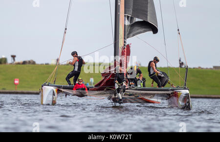 Cardiff, Wales, UK. 25 Aug, 2017. Team Extreme Wales während der Tag einer Handlung Sechs der Extreme Sailing Series 2017. Bild von der Credit: Mark Hawkins/Alamy leben Nachrichten Stockfoto