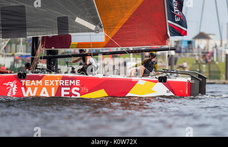 Cardiff, Wales, UK. 25 Aug, 2017. Team Extreme Wales während der Tag einer Handlung Sechs der Extreme Sailing Series 2017. Bild von der Credit: Mark Hawkins/Alamy leben Nachrichten Stockfoto