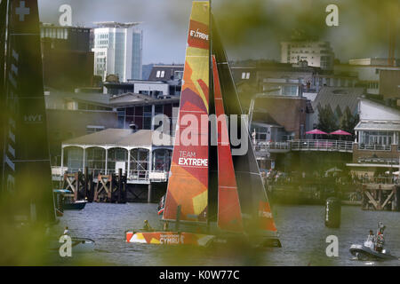 Cardiff, Großbritannien. 25 Aug, 2017. Extreme Sailing Series 2017, Act 6 der Serie, Cardiff Bay, South Wales, Tag 1 Aktion am Freitag, den 25. August 2017. Credit: Andrew Obstgarten/Alamy leben Nachrichten Stockfoto