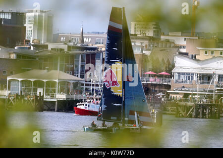 Cardiff, Großbritannien. 25 Aug, 2017. Extreme Sailing Series 2017, Act 6 der Serie, Cardiff Bay, South Wales, Tag 1 Aktion am Freitag, den 25. August 2017. Credit: Andrew Obstgarten/Alamy leben Nachrichten Stockfoto