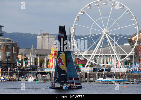 Cardiff, Großbritannien. 25 Aug, 2017. Extreme Sailing Series 2017, Act 6 der Serie, Cardiff Bay, South Wales, Tag 1 Aktion am Freitag, den 25. August 2017. Credit: Andrew Obstgarten/Alamy leben Nachrichten Stockfoto