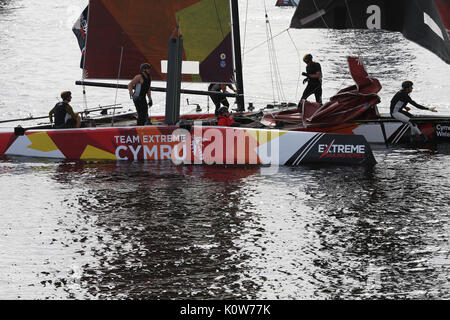 Cardiff, Großbritannien. 25 Aug, 2017. Extreme Sailing Series 2017, Act 6 der Serie, Cardiff Bay, South Wales, Tag 1 Aktion am Freitag, den 25. August 2017. Credit: Andrew Obstgarten/Alamy leben Nachrichten Stockfoto