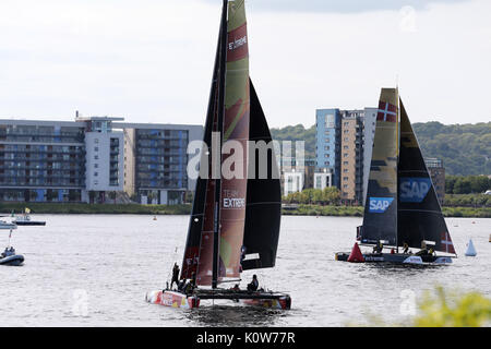 Cardiff, Großbritannien. 25 Aug, 2017. Extreme Sailing Series 2017, Act 6 der Serie, Cardiff Bay, South Wales, Tag 1 Aktion am Freitag, den 25. August 2017. Credit: Andrew Obstgarten/Alamy leben Nachrichten Stockfoto