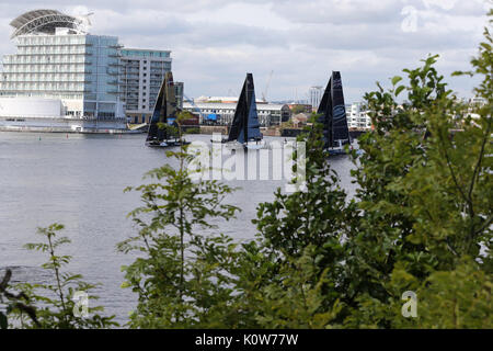 Cardiff, Großbritannien. 25 Aug, 2017. Extreme Sailing Series 2017, Act 6 der Serie, Cardiff Bay, South Wales, Tag 1 Aktion am Freitag, den 25. August 2017. Credit: Andrew Obstgarten/Alamy leben Nachrichten Stockfoto