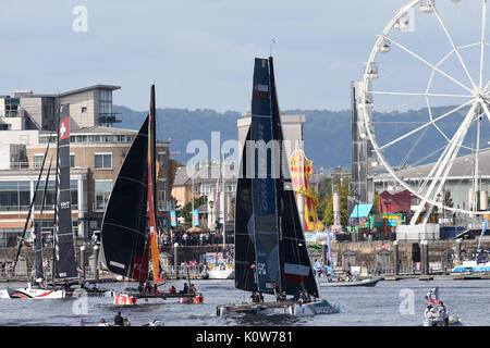 Cardiff, Großbritannien. 25 Aug, 2017. Extreme Sailing Series 2017, Act 6 der Serie, Cardiff Bay, South Wales, Tag 1 Aktion am Freitag, den 25. August 2017. Credit: Andrew Obstgarten/Alamy leben Nachrichten Stockfoto