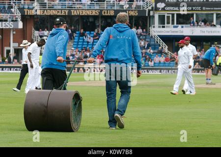 Leeds, UK, 25. August 2017. Groundstaff unter der Walze auf nach England waren alle gegen Westinseln im zweiten Investec Testspiel bei Headingley Cricket Ground. Credit: Colin Edwards/Alamy Leben Nachrichten. Stockfoto