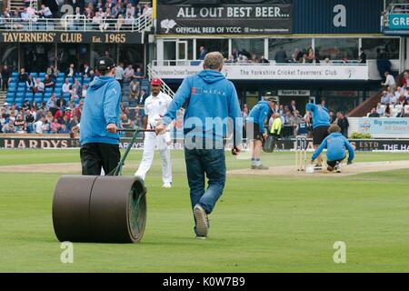 Leeds, UK, 25. August 2017. Groundstaff auf dem Platz zwischen den Innings in der zweiten Investec Test Match zwischen England und Westinseln bei Headingley Cricket Ground. Credit: Colin Edwards/Alamy Leben Nachrichten. Stockfoto