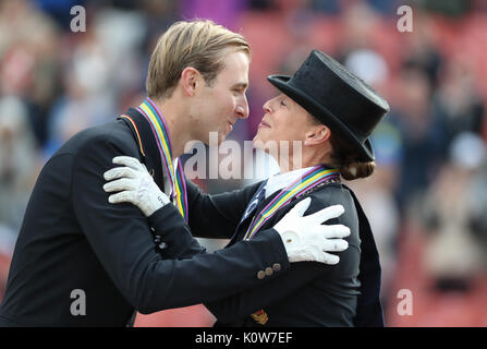 Göteborg, Schweden. 24 Aug, 2017. Die deutschen Dressurreiter Sönke Rothenberger (L) und Isabell Werth einander für den Gewinn der Gold (Werth) und Silber (Rothenberger) Medaille während der Dressur bei der FEI Europameisterschaft 2017 in Göteborg, Schweden, 24. August 2017 danken. Foto: Friso Gentsch/dpa/Alamy leben Nachrichten Stockfoto