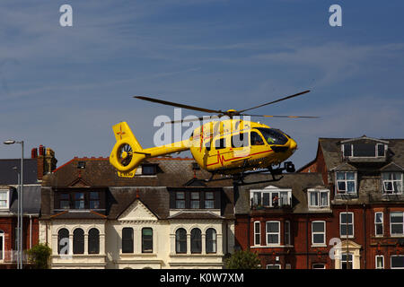 Gorlestone, Norfolk, Großbritannien. 25 August, 2017. Ein East Anglia Air Ambulance zieht aus der Gorleston Klippen Park nach der Teilnahme an einem medizinischen Notfall Credit: Paul Cowan/Alamy leben Nachrichten Stockfoto