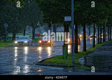 Glasgow, Schottland, Großbritannien. 25. August. Starker Regen und frühe Dunkelheit sorgen für atrocious Fahrbedingungen an der Great Western Road, wird der Pfad zu den Western Highlands von Glasgow entfernt. Kredit Gerard Fähre / alamy Nachrichten Stockfoto