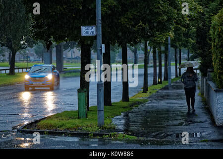 Glasgow, Schottland, Großbritannien. 25. August. Starker Regen und frühe Dunkelheit sorgen für atrocious Fahrbedingungen an der Great Western Road, wird der Pfad zu den Western Highlands von Glasgow entfernt. Kredit Gerard Fähre / alamy Nachrichten Stockfoto