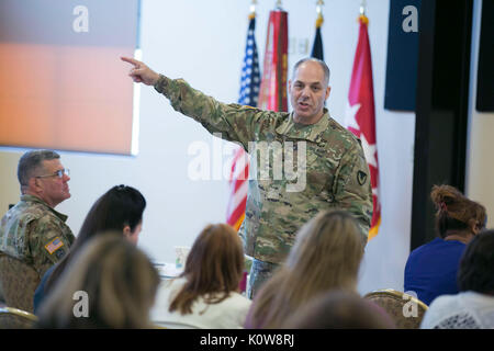 Us-Armee Gen. Gus Perna, Army Material Command kommandierender General, Adressen der öffentlichen Angelegenheiten Offiziere aus neun untergeordneten Befehle, die während der jährlichen AMC-Workshop an der Redstone Arsenal, Alabama, 22.08.2017. Der Workshop dient als Forum PAO über neue Medien Trends und Diskussionen über Themen wie strategische Kommunikation und Synchronisierung von Messaging zu informieren. (U.S. Armee Foto von Sgt. 1. Klasse Teddy Furt) Stockfoto