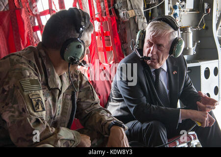 Verteidigungsminister Jim Mattis Gespräche mit US-Armee Generalleutnant Stephen Townsend, dem Kommandeur der Combined Joint Task Force Betrieb inhärenten lösen, während eines Fluges in Bagdad, Irak, 22.08.2017. (DOD Foto von US Air Force Staff Sgt. Jette Carr) Stockfoto