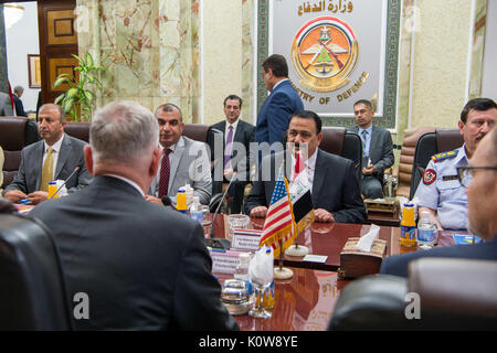Verteidigungsminister Jim Mattis trifft sich mit Arfan al-Hayali, Minister der Verteidigung des Irak, bei einem Besuch in Bagdad, Irak, 22.08.2017. (DOD Foto von US Air Force Staff Sgt. Jette Carr) Stockfoto