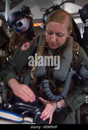 170813-N-TH 560-150 CORAL SEA (Aug. 13, 2017) Kapitän Kelsey Casey, aus San Francisco, zugeordnet zu den "Kater" der Marine Attack Squadron (VMA) 311, bereitet sich auf den Flugbetrieb an Bord der Amphibisches Schiff USS BONHOMME RICHARD (LHD6) während einer Zertifizierung (certex). Bonhomme Richard, dem Flaggschiff der Bonhomme Richard Expeditionary Strike Group, ist die Unterstützung einer CERTEX, die die 31 Marine Expeditionary Unit (MEU) auf Crisis Response Operations für eine Reihe von potenziellen Risiken zu bewerten. CERTEX, statt vor der Küste und innerhalb Australiens Shoalwater Bay Training". Stockfoto