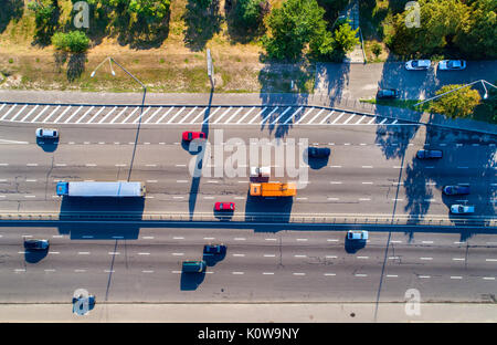 Luftaufnahme der Fahrzeuge auf der Autobahn Naberezhne in Kiew, Ukraine Stockfoto