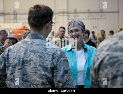 Sekretär der Air Force Heather Wilson spricht mit einem Flieger bei einem Besuch in Al Udeid Air Base, Katar, 15 August, 2017. Beim Besuch Flieger, Wilson wurde über die Zukunft der Luftwaffe gebeten und sagte: "Wir haben was die Nation erwartet von uns klein sind." (U.S. Air Force Foto von Tech. Sgt. Bradly A. Schneider Stockfoto