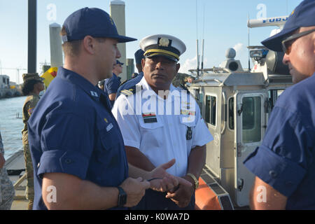 Coast Guard Oberstleutnant Raymond Heberlig, kommandierender Offizier, Station Miami Beach, Gespräche mit einem Mitglied des Karibischen Beckens Security Initiative über die technischen Aspekte von kleinen Booten der Station Mittwoch, August 16, 2017. Der Zweck dieser Veranstaltung ist für beide Agenturen voneinander durch den Austausch von Ideen, Praktiken und Instandhaltungskonzepte für kurze Reichweite Patrouillenboote und Küsten Sicherheit Boote zu erfahren. U.S. Coast Guard Foto von Petty Officer 3. Klasse Brandon Murray Stockfoto