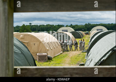 Us Air Force Security Forces Personal in die 442Nd Sicherheitskräfte Squadron, Moody Air Force Base, Ga, 434 Sicherheitskräfte Squadron, Grissom ARB, Ind zugewiesen, und die Sicherheitskräfte 514th Squadron, Joint Base Mc Guire-Dix - Lakehurst, N.J. Verhalten nach der Überprüfung der Maßnahmen (Heiß Waschen) außerhalb ihrer Zelte nach einer Ausbildung Szenario, während der übung Patriot Krieger an der Jungen Air Assault Streifen, Fort McCoy, Wis., Aug 17., 2017. Mehr als 600 finden Bürger Flieger und über 10.000 Soldaten, Seemänner, Marinesoldaten und internationalen Partnern liefen auf den Zustand von Wisconsin eine Reihe von miteinander zu unterstützen. Stockfoto