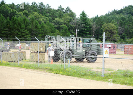 Schülerinnen und Schüler mit dem 13 Bataillon, 100 Regiment der 89 B 10 Munition liefern Kurs in Ausbildung während Operationen beteiligen. Juli 26, 2017, am Fort McCoy. Die vier-wöchigen Kurs bietet Schulungen für die Soldaten, die Umgliederung der 89 B militärische berufliche Spezialität sind - eine Spezialität, die in der hohen Nachfrage in der gesamten Armee. Die 13 Bataillon, 100 Regiment ist ein ordnance Battalion, die für die Soldaten in der Ordnance Wartung MOS Serie Schulung und Ausbildung unterstützen. Die Einheit, die im Rahmen der 3 Feuerwehr ausgerichtet, 94th Division des 80 Ausbildung Befehl, hat am Fort McCoy s worden Stockfoto