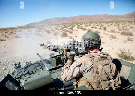 Ein US-Marine mit 3 Light Armored Reconnaissance Bataillon, Regimental Combat Team-8, Brände ein M240B medium Maschinengewehr von einer leichten gepanzerten Fahrzeug während der Großen Übung-17 an Twentynine Palms, Calif., Aug 18., 2017. LSE-17 ist eine multinationale Übung, geführt durch den 2nd Marine Division, mit Elementen aus dem Vereinigten Königreich, Frankreich, Kanada und II Marine Expeditionary Force, auf die Integration aller Funktionen der Marine Air-Ground Task Force und Koalitionstruppen konzentriert. (U.S. Marine Corps Foto von Lance Cpl. Holly Pernell) Stockfoto