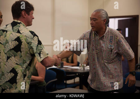 Christopher Sereno, der Manager der Marina und Outdoor und Ausrüstung Center und fünf-O Motoren, trifft auf einen potentiellen Mitarbeiter während einer Marine Corps Community Services Job Fair an Bord Marine Corps Base Hawaii, Aug 17., 2017. Den Job Messe Personal, auf und weg von der Unterseite, mit möglichen Chancen und Arbeiten vor Ort Interviews in der Lebensmittel-, der Gastfreundschaft und den Abteilungen. (U.S. Marine Corps Foto von Lance Cpl. Herbst Rodenhizer) Stockfoto