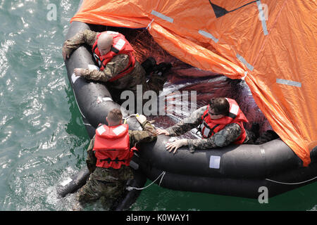 170818-A-RW 053-046 Soldaten der 371. sustainment Brigade, 411 Transport Loslösung und ASG-Kuwait helfen einander Klettern in einem Rettungs Schwimmer aus der US-Armee Gefäß (USAV), Major General Charles S. Brutto (LSV-5) während Ertrinken Proofing Ausbildung in den Arabischen Golf am 17. August 2017. (U.S. Armee Foto von Sgt. 1. Klasse Charles Highland) Stockfoto