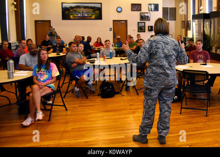 Kol. Jennifer Kurz, 23d Wing Commander, spricht mit emerge Moody und Führung Moody Schüler, 18. August 2017, Moody Air Force Base, Ga. Emerge Moody und Führung Moody ist eine Chance für die Mannschaft 20 Moody Mitglieder in neun Monate Lehrplan, wo Sie Führung gewinnen wird und die Vernetzung der Kompetenzen während des gesamten ihre Einheiten zu verteilen. (U.S. Air Force Foto von Airman Eugene Oliver) Stockfoto