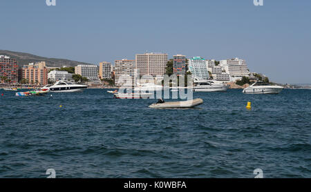 Weite Aussicht an der Küste am Strand von Magaluf in der spanischen Baleareninsel Mallorca Stockfoto