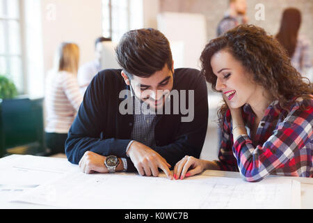 Porträt von zwei Architekten im Projekt System suchen Stockfoto