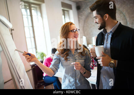 Porträt des Architekten diskutieren und Zeichnung an Bord Stockfoto