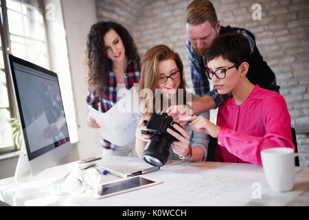 Gruppe junger Perspektive Designer arbeiten mit Kamera Stockfoto