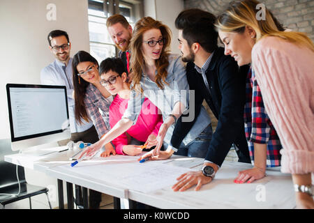 Junge Gruppe der Architekten diskutieren Business Pläne Stockfoto