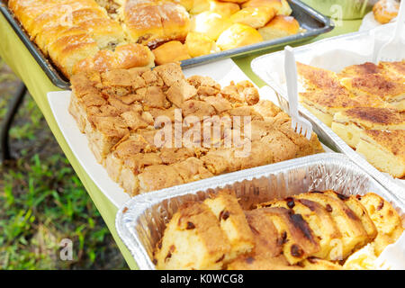 Dekoration Einrichtung mit köstlichen Kuchen und Süßigkeiten. Stockfoto