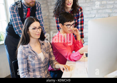 Gruppe von jungen Architekten, die auf dem Computer Stockfoto