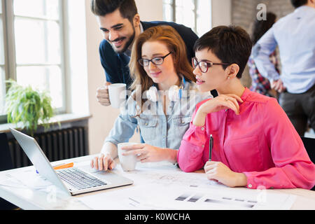 Gruppe von jungen Architekten, die auf dem Laptop Stockfoto