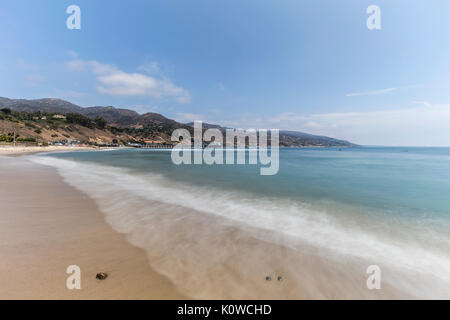 Malibu Beach mit Bewegungsunschärfe, surfen in der Nähe von Los Angeles in Südkalifornien. Stockfoto