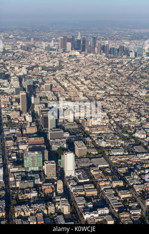 Nachmittag Luftaufnahme des Wilshire Blvd und Downtown Los Angeles in Südkalifornien. Stockfoto