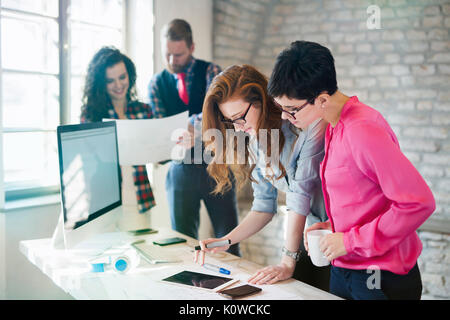 Gruppe junger Architekten mit digitalen Tablet Stockfoto