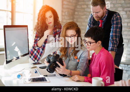 Gruppe junger Perspektive Designer arbeiten mit Kamera Stockfoto