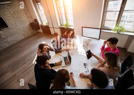 Porträt der jungen Perspektive Designer in Sitzung Stockfoto