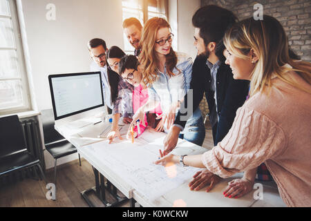 Porträt der jungen Perspektive Designer in Sitzung Stockfoto